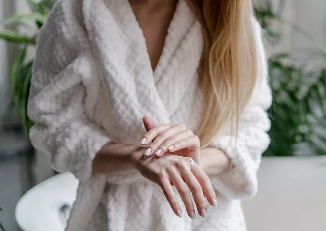 li-woman-applying-hand-lotion